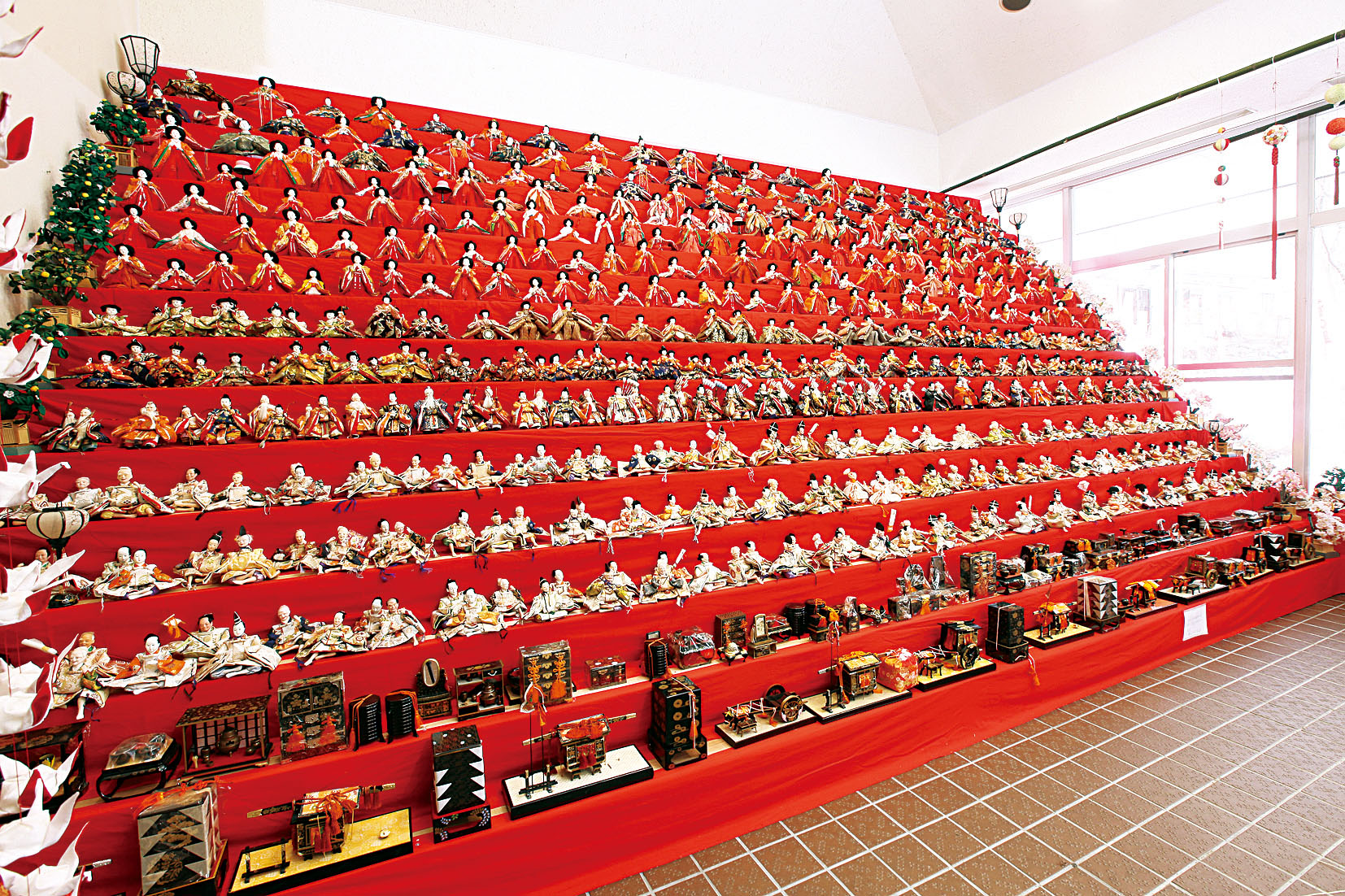 Hina dolls are crammed and decorated with a surprise Hina dolls decoration. Must see!
