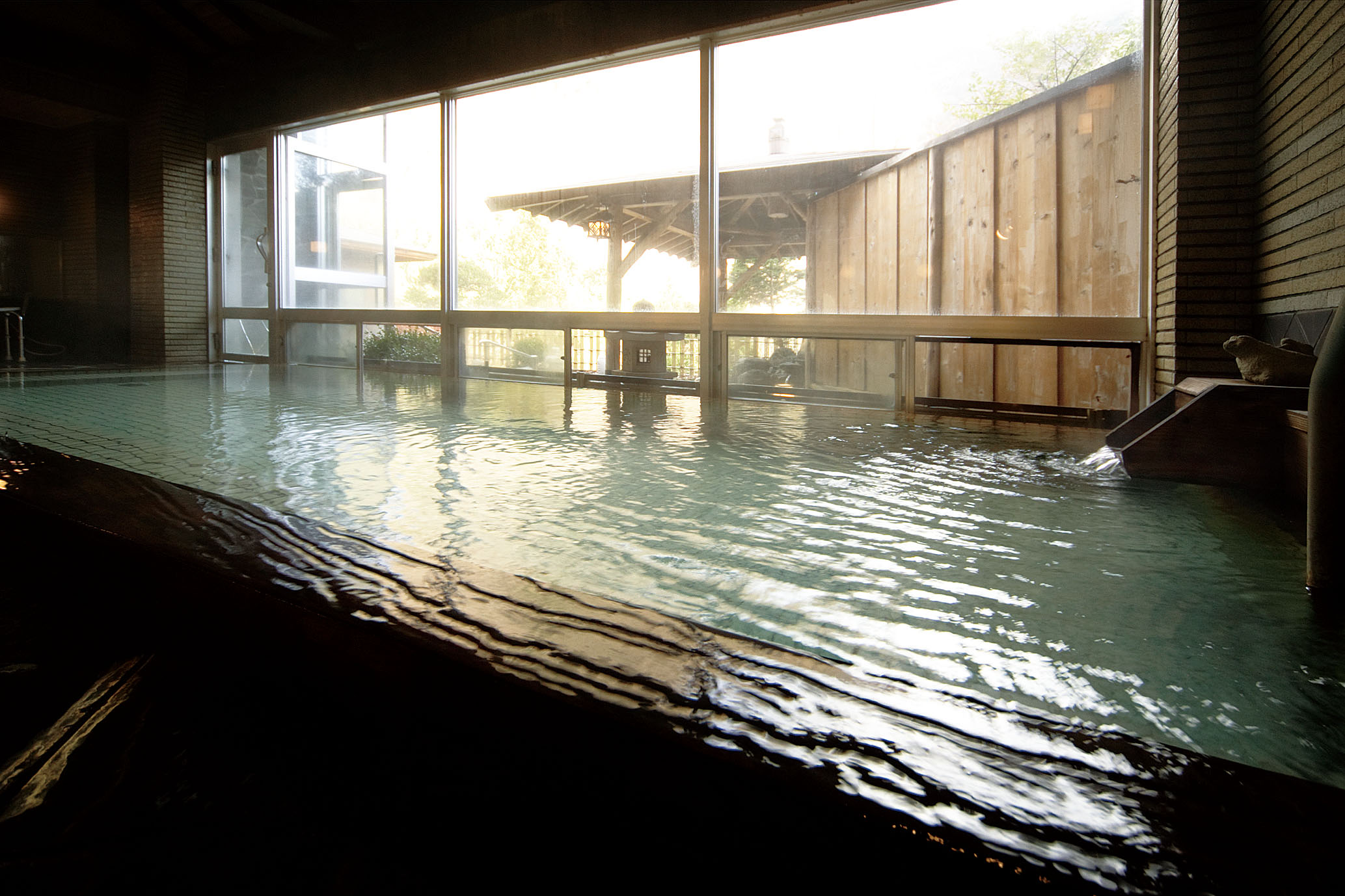 老神温泉的源泉有9个，在各个旅馆里可以享受到不一样的温泉，有能享受3个地方的「温泉徘徊手印」