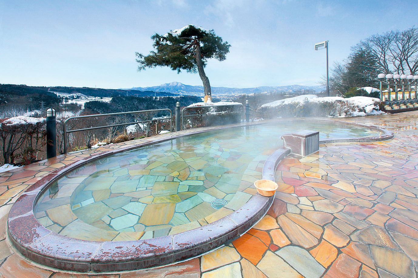 望郷の湯。冬は雪見風呂で赤城山を望む大パノラマを楽しめます